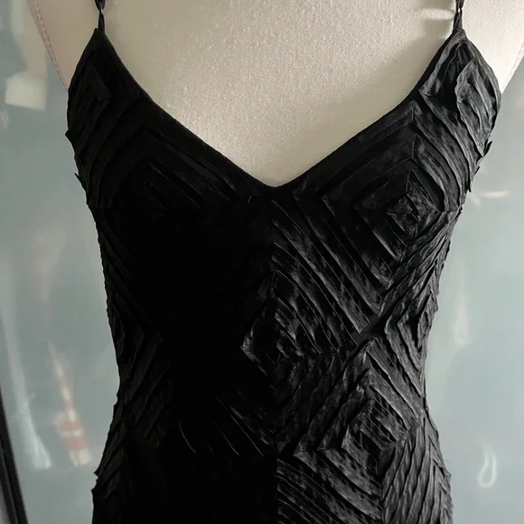 Elegant Black Evening Dress - Picture 2 of 6